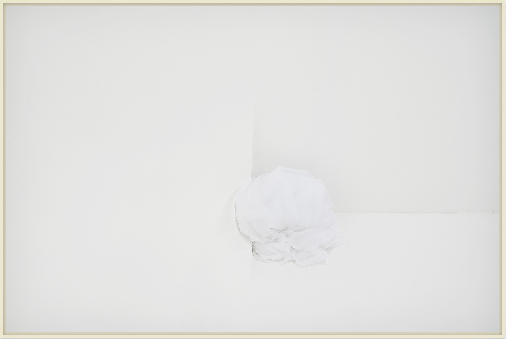 Site _ Stilness (white) _ Antonio Wolff _ 2018 _ fotografia em papel fibra de algodao – 62×42 cm _ soma galeria